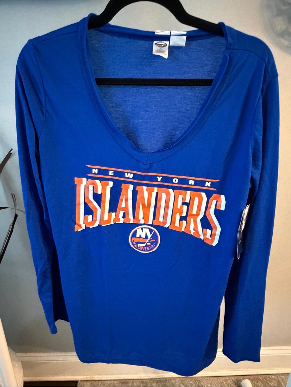 NWT ✨ NHL Royal Blue Islanders Long
Sleeve V-neck size XL